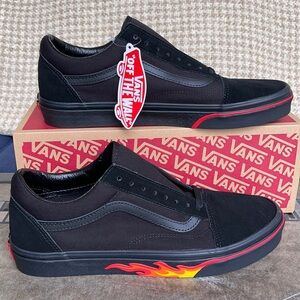 Vans WMNS Old Skool
(Flame Wall) Black/Black
VN0A38G1Q8Q
Sneakers